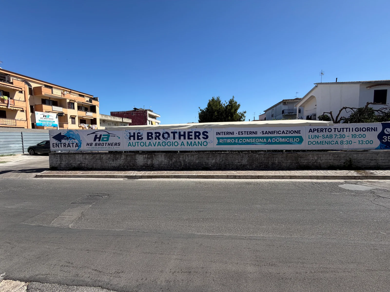 Banner perimetrale HB Brothers fotografato dalla strada
