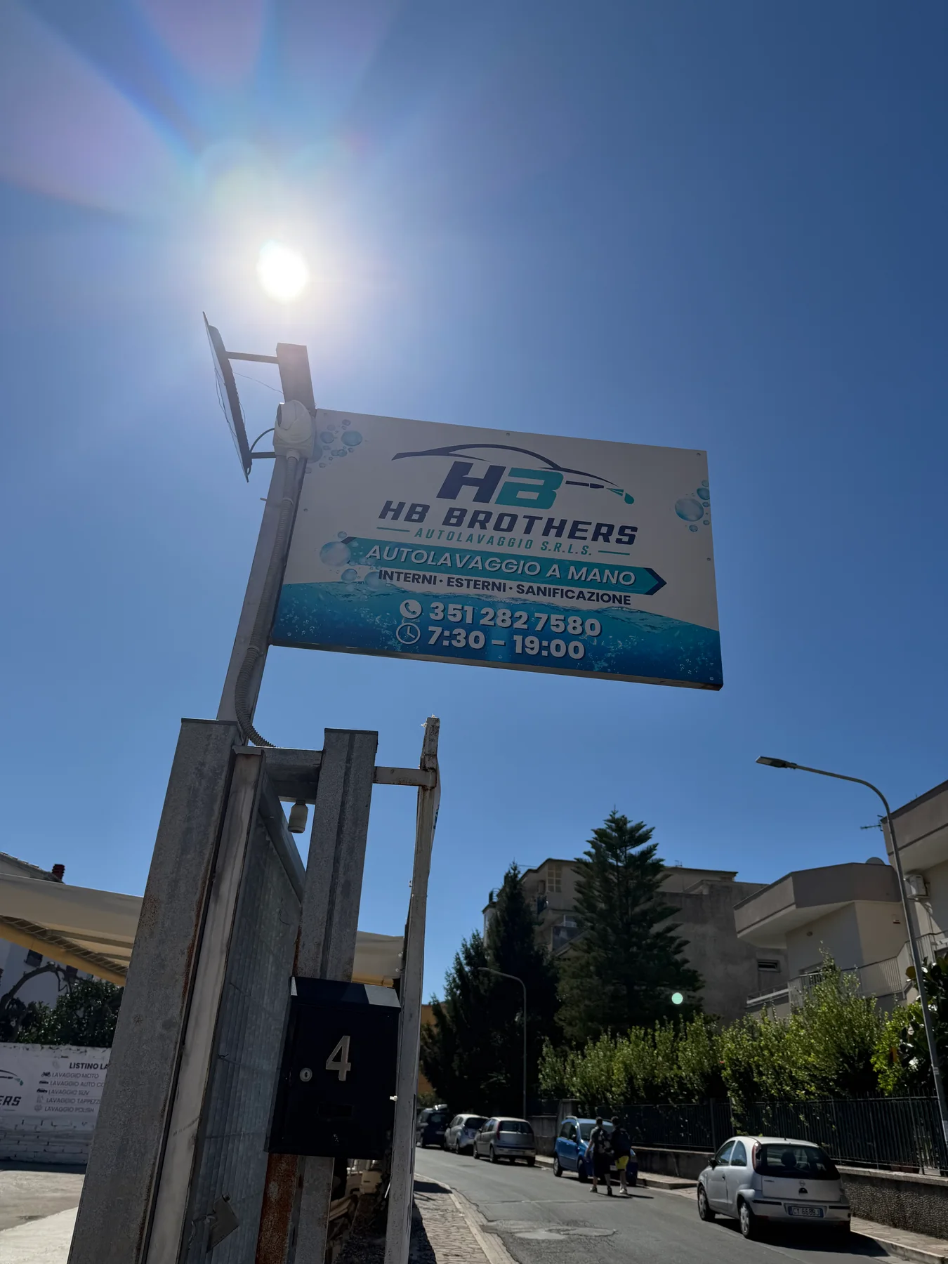 Insegna a bandiera HB Brothers all’ingresso