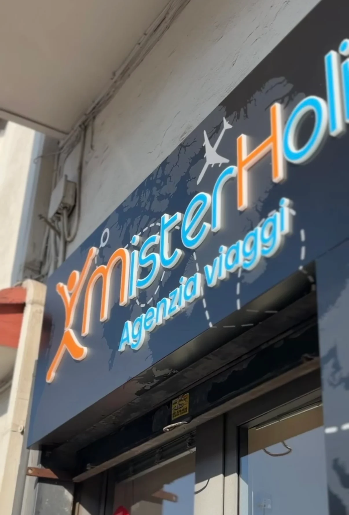 Dettaglio delle lettere in rilievo sull’insegna Mister Holiday a Qualiano
