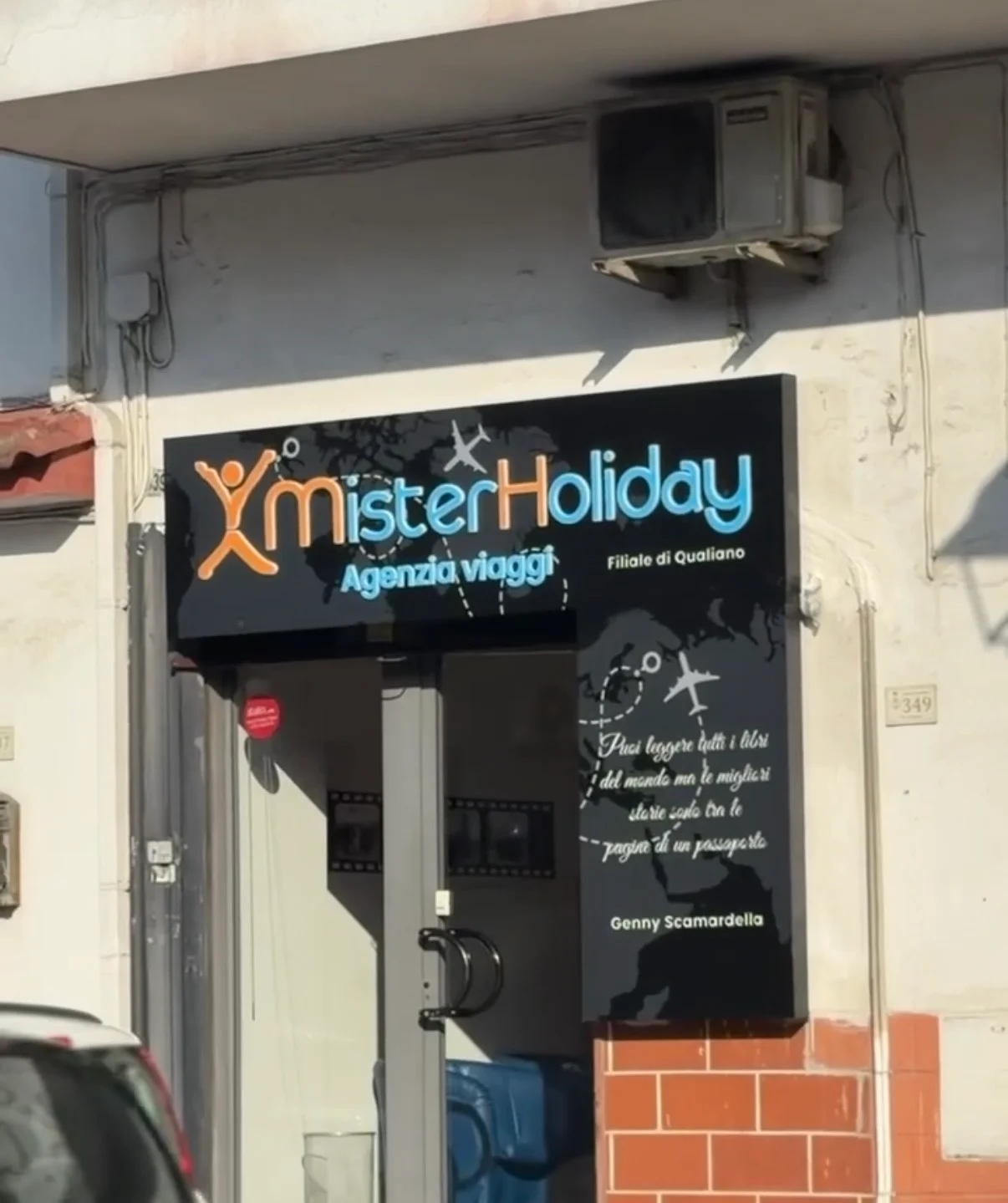Ingresso Mister Holiday a Qualiano con insegna e rivestimento coordinato