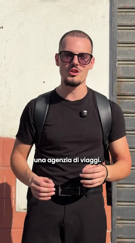 Mattia davanti all’insegna Mister Holiday