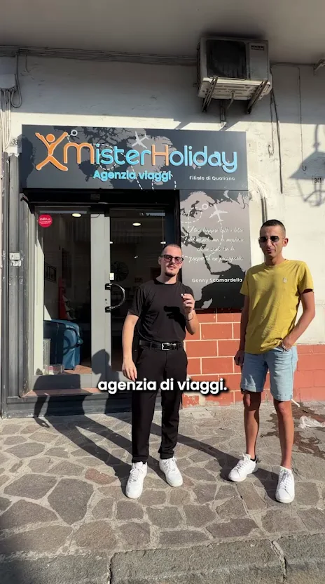 Genny davanti all’ingresso Mister Holiday